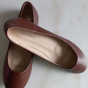 Flat women's shoes